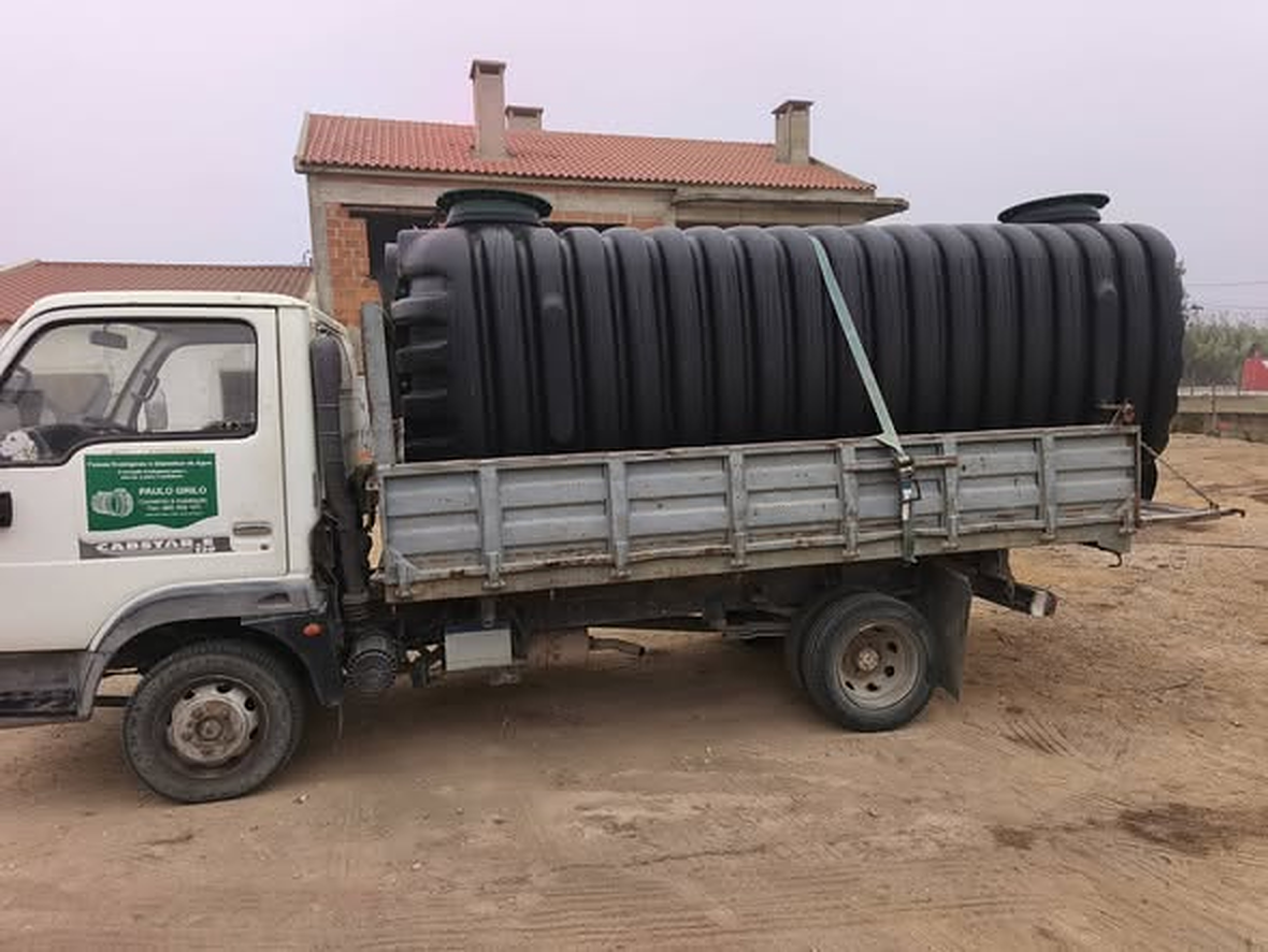 Depósitos no camião prontos a instalar